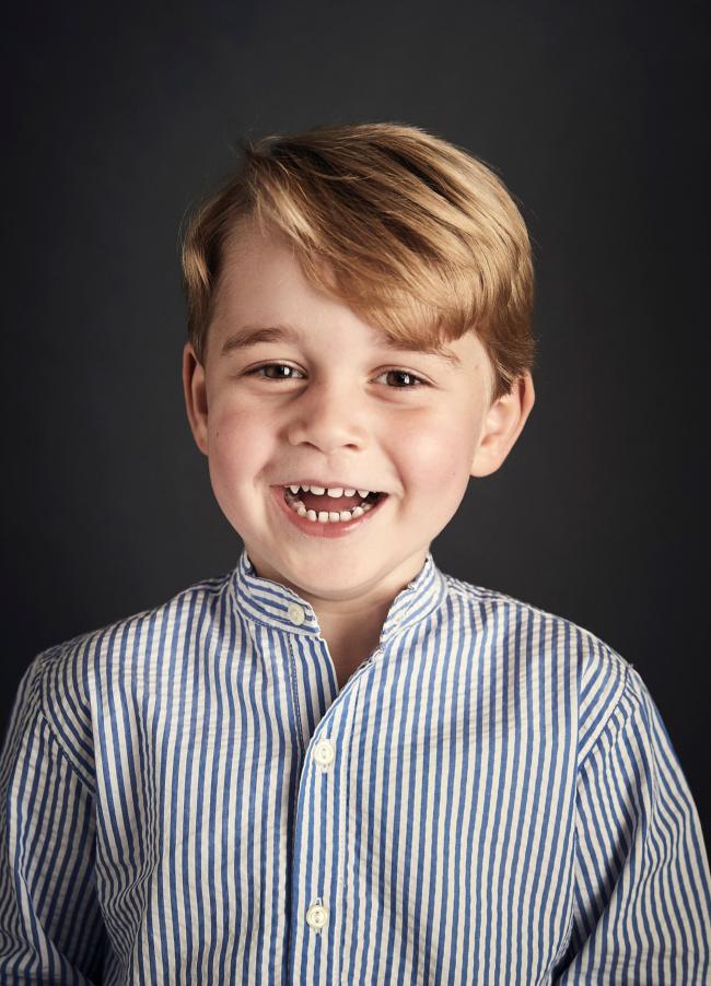 El principe George se veia adorable con la camisa abotonada para la foto de su cuarto cumpleanos