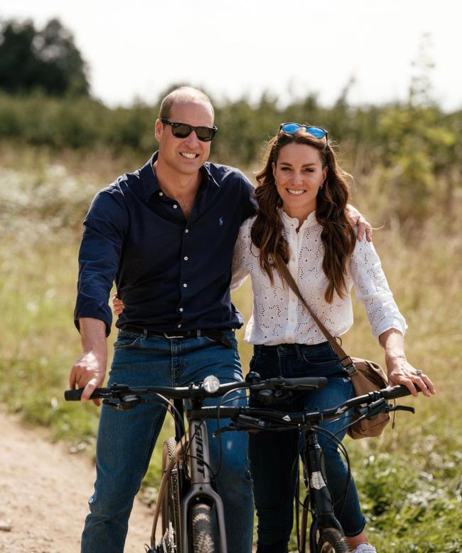 12 anos  el Principe y la Princesa de Gales subtitularon la instantanea de ellos andando en bicicleta