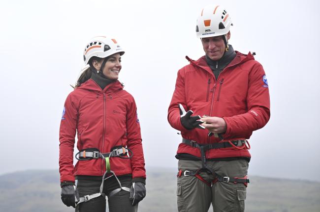 La pareja uso cascos de seguridad blancos para su ejercicio de escalada en roca