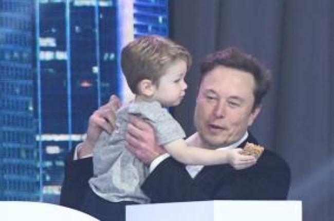 Elon Musk asiste a evento con su hijo X AE AXII