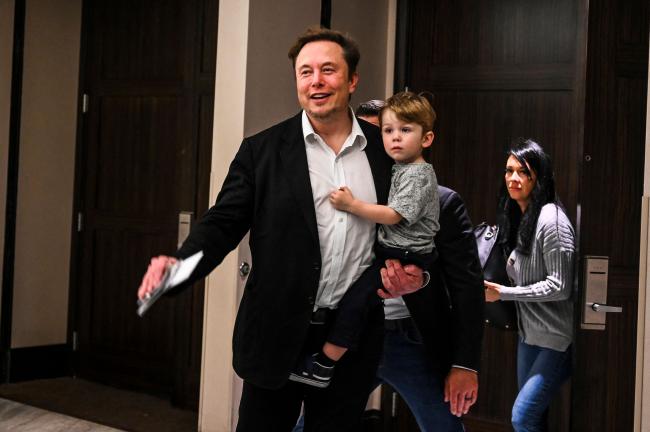Musk comparte a su hijo con su ex novia Grimes