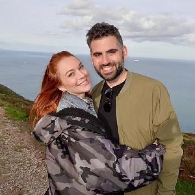 Lindsay Lohan y Bader Shammas se abrazan en un acantilado junto al mar
