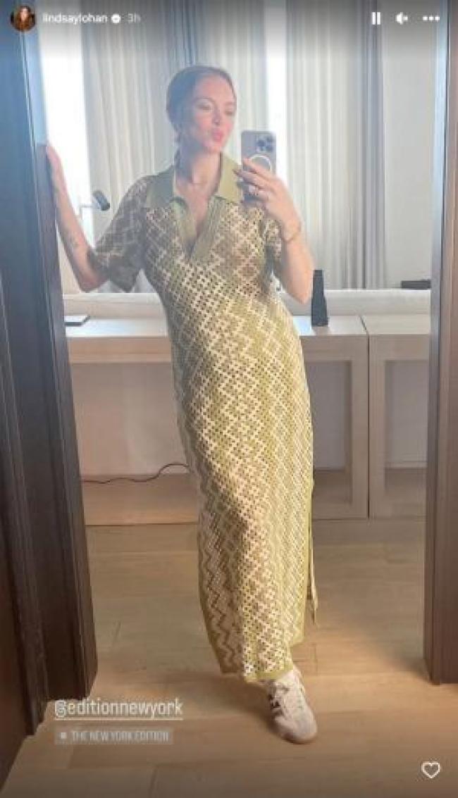 Lindsay Lohan se toma una selfie en el espejo