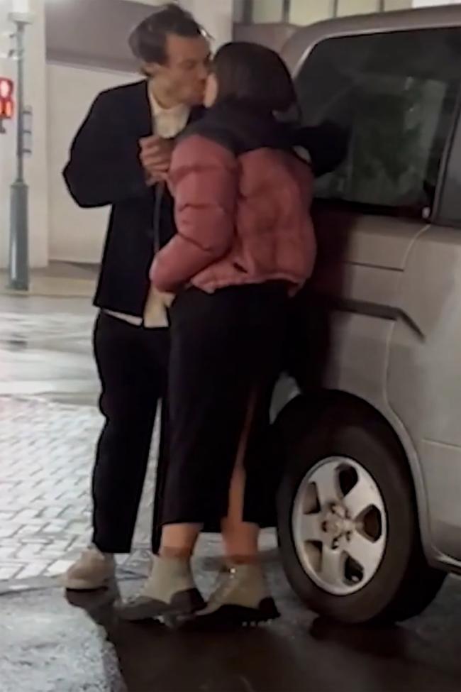 Ratajkowski fue captado por la camara besando a la estrella del pop en Tokio en el video ahora viral