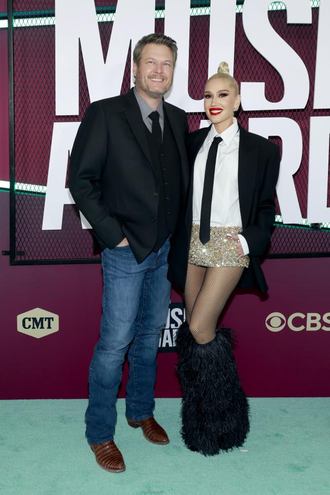 La alta costura de los Premios CMT de Gwen Stefani causo conmocion en las redes sociales