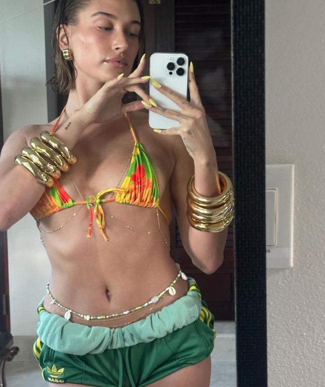 La esposa modelo de Justin Bieber combino la parte superior del bikini con un sosten de diamantes