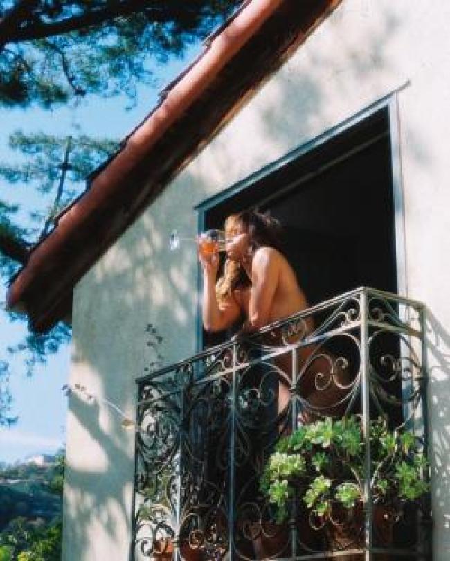halle berry desnuda bebiendo vino en un balcon