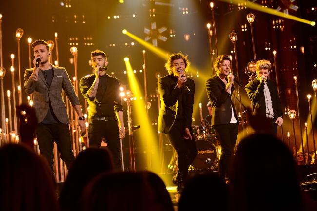 LR Liam Payne Zayn Malik Harry Styles Louis Tomlinson y Niall Horan de One Direction actuando en la temporada 3 de The X Factor el 21 de noviembre de 2013 en Hollywood California