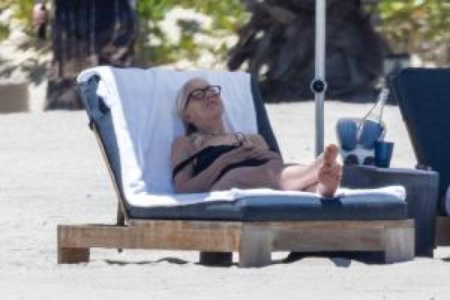 Helen Mirren descansando en una silla de playa