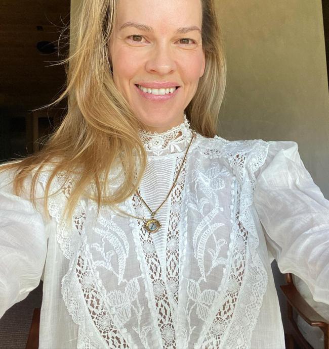 Hilary Swank se desnuda para sesión de maternidad desnuda antes del nacimiento de gemelos QQCQ