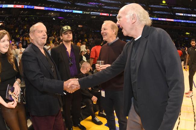 Nicholson le da la mano a Larry David antes de la Ronda uno del Juego seis de los Playoffs de la NBA de 2023 el 28 de abril de 2023 en CryptoCom Arena en Los Angeles California