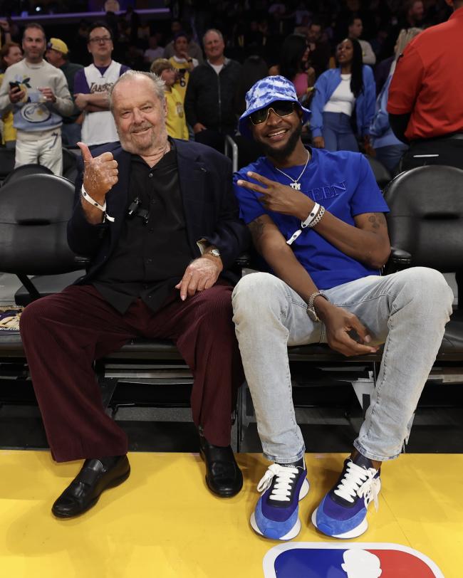 Nicholson sentado con el padre de Ja Morant Tee antes del partido entre los Memphis Grizzlies y Los Angeles Lakers el 28 de abril de 2023