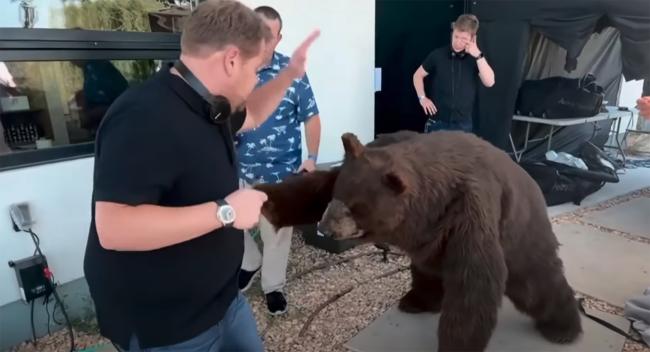 Corden y su equipo habian traido un oso animatronico para la broma que mostraba al animal suelto cerca de ella