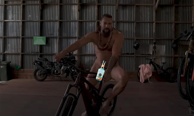 El actor de Aquaman finalmente se subio a una bicicleta mientras estaba desnudo