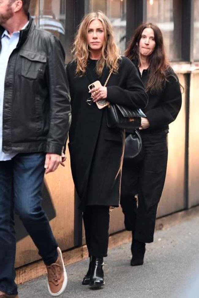 Jennifer Aniston caminando por la acera para cenar