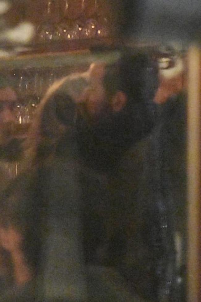 Aniston y Theroux se abrazan dentro de un restaurante