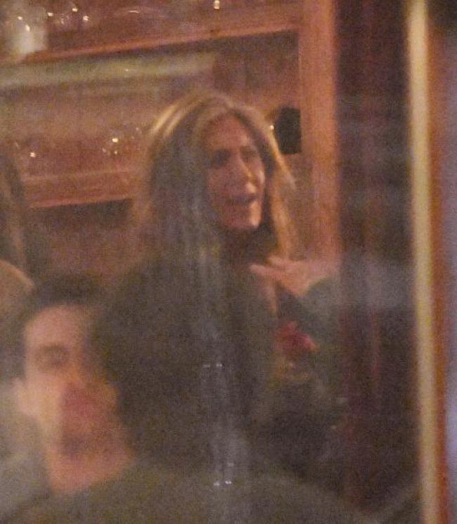 Jennifer Aniston charlando en un restaurante
