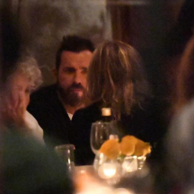 Jennifer Aniston y Justin Theroux se enfrentan en la mesa