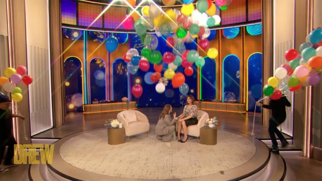 Drew Barrymore organizo una fiesta de cumpleanos para Jennifer Garner en el episodio del lunes de su programa de entrevistas