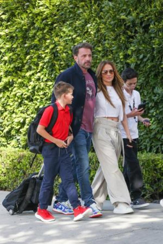 Jennifer Lopez y Ben Affleck pasean con sus hijos con un inserto de Jennifer Garner en un auto