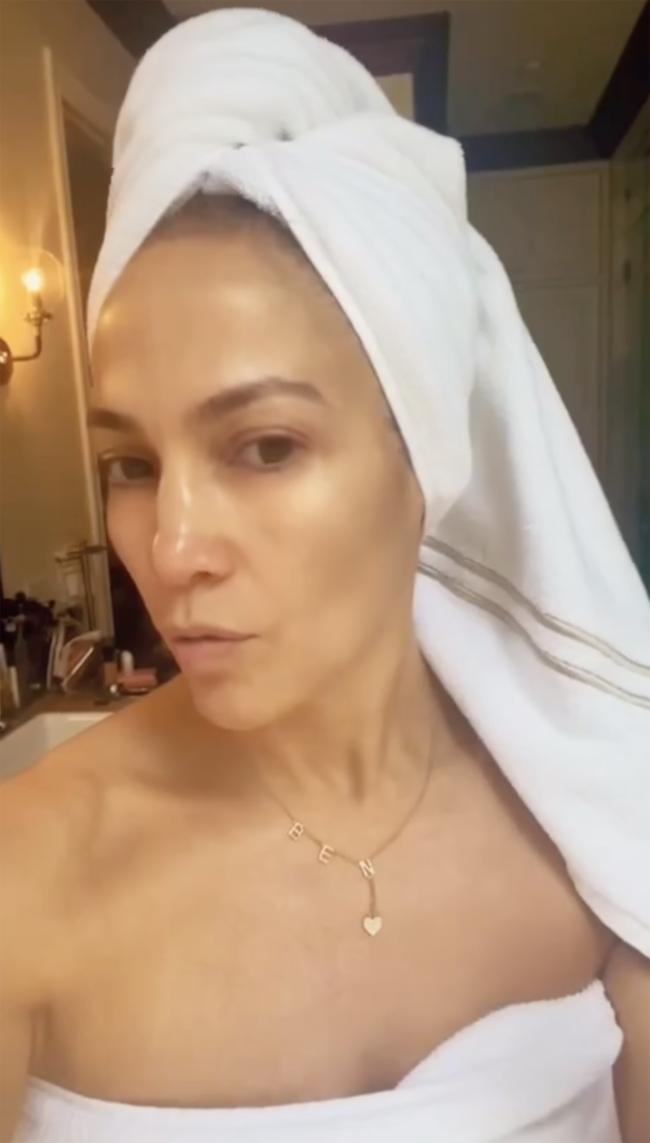 Lopez compartio un video de Instagram solo con una toalla