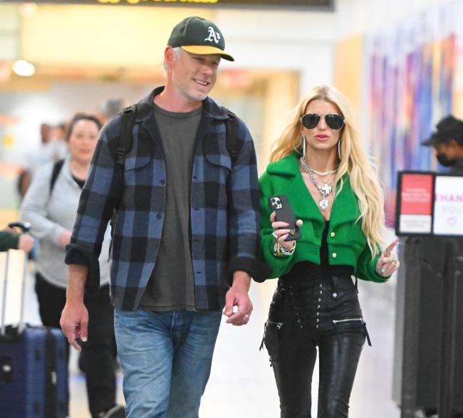 Simpson camino con su esposo quien fue jugador de la NFL