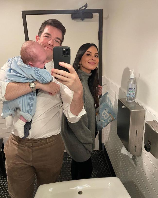 Mulaney siguio adelante con Olivia Munn quien dio a luz a su hijo Malcolm en noviembre de 2021