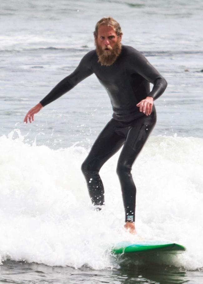 Jonah Hill fue fotografiado surfeando en medio de la noticia de que esta esperando su primer hijo con Olivia Millar