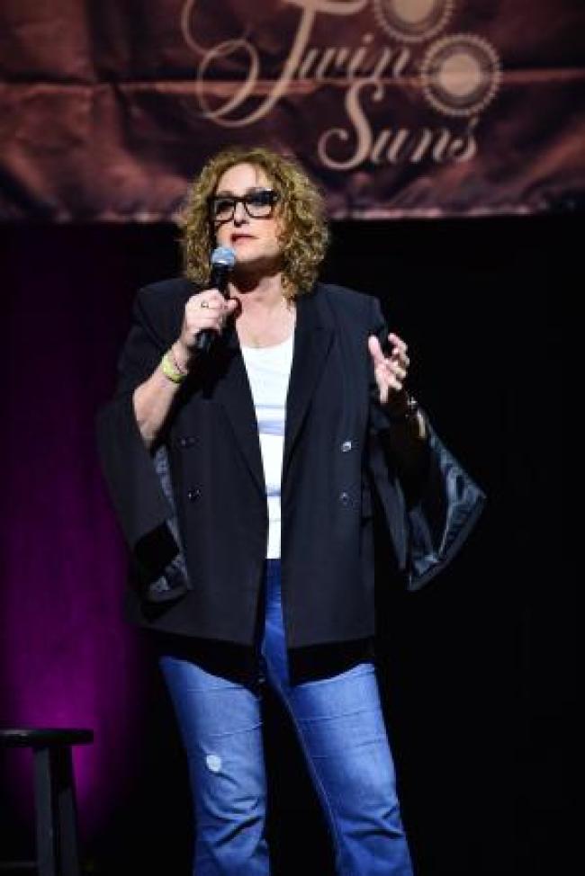 La comediante Judy Gold en el escenario