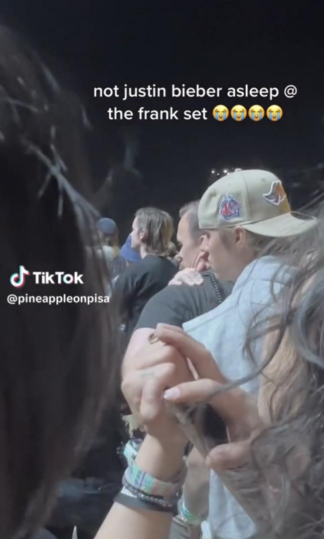 A Justin Bieber aparentemente lo sorprendieron durmiendo durante el set de Frank Ocean Coachella que elogio