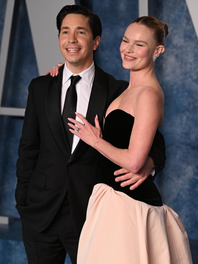 La pareja desato rumores de compromiso en la fiesta de los Oscar 2023 de Vanity Fair cuando se la vio con un anillo en la mano izquierda