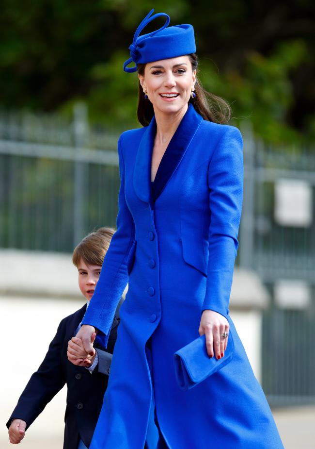 Middleton uso un conjunto azul electrico el domingo de Pascua a principios de este mes