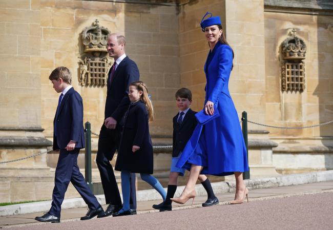La madre de tres coordino su atuendo azul con su esposo y sus tres hijos el domingo de Pascua a principios de este mes
