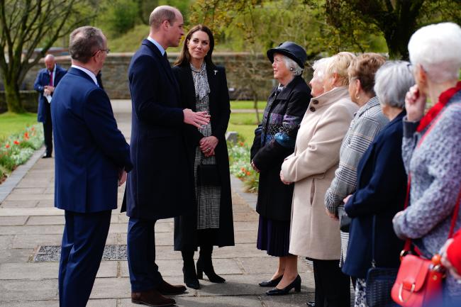 La pareja real hablo con las esposas de Aberfan que son familiares de los que murieron en el desastre de 1966