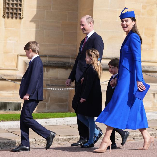 La Familia Real coordinada con trajes azules en un servicio de Pascua