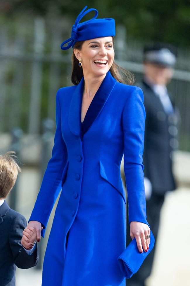Kate Middleton volvio a llevar un vestido abrigo azul electrico