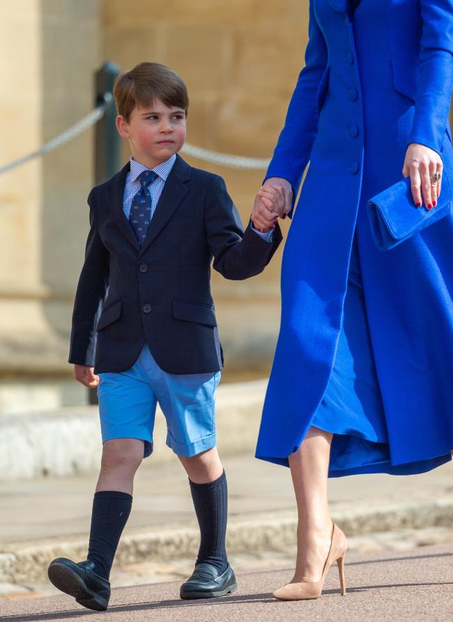El principe Louis hizo su debut en el servicio de Pascua con un traje azul