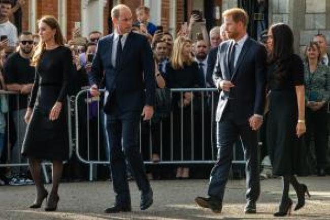 el principe william kate middleton meghan markle y el principe harry caminando juntos