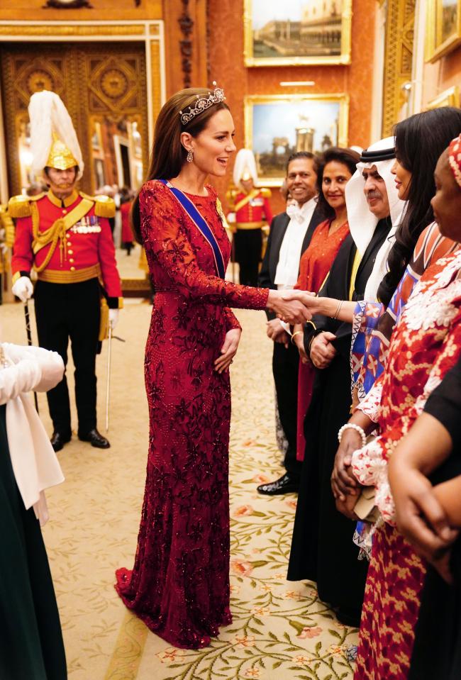 La realeza brillo con la tiara de flores de loto para una recepcion del Cuerpo Diplomatico en diciembre de 2022 en el Palacio de Buckingham
