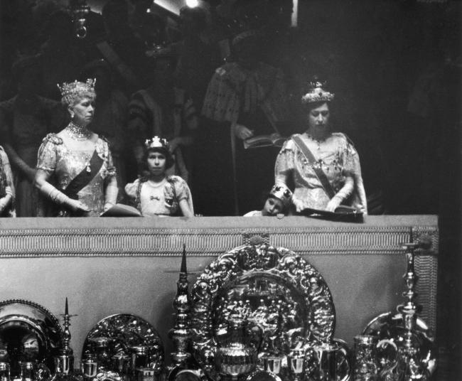 La futura reina Isabel II y su hermana la princesa Margarita centro usaron coronas de oro para la coronacion de su padre con la abuela la reina Maria izquierda y la tia la princesa Maria derecha con tiaras de diamantes