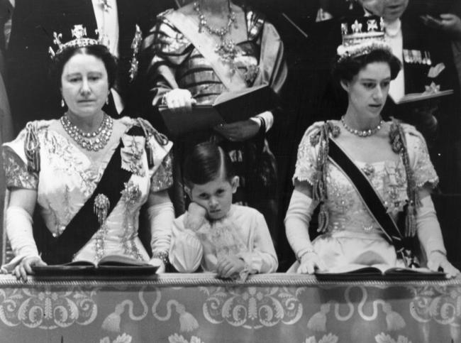 Para la coronacion de su hermana la princesa Margarita a la derecha junto a un aburrido Carlos uso una corona con la tiara Cartier Halo que Middleton usaria para su boda con el principe Guillermo