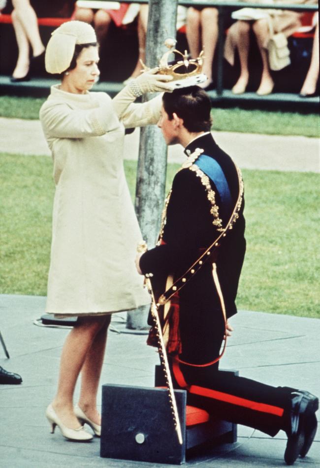 La reina Isabel coloco una corona en la cabeza de Carlos durante su investidura como Principe de Gales en 1969