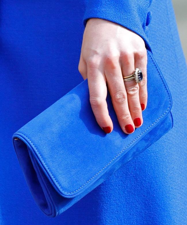 Kate Middleton combino su abrigo azul electrico y su cartera con el brillo inusualmente brillante