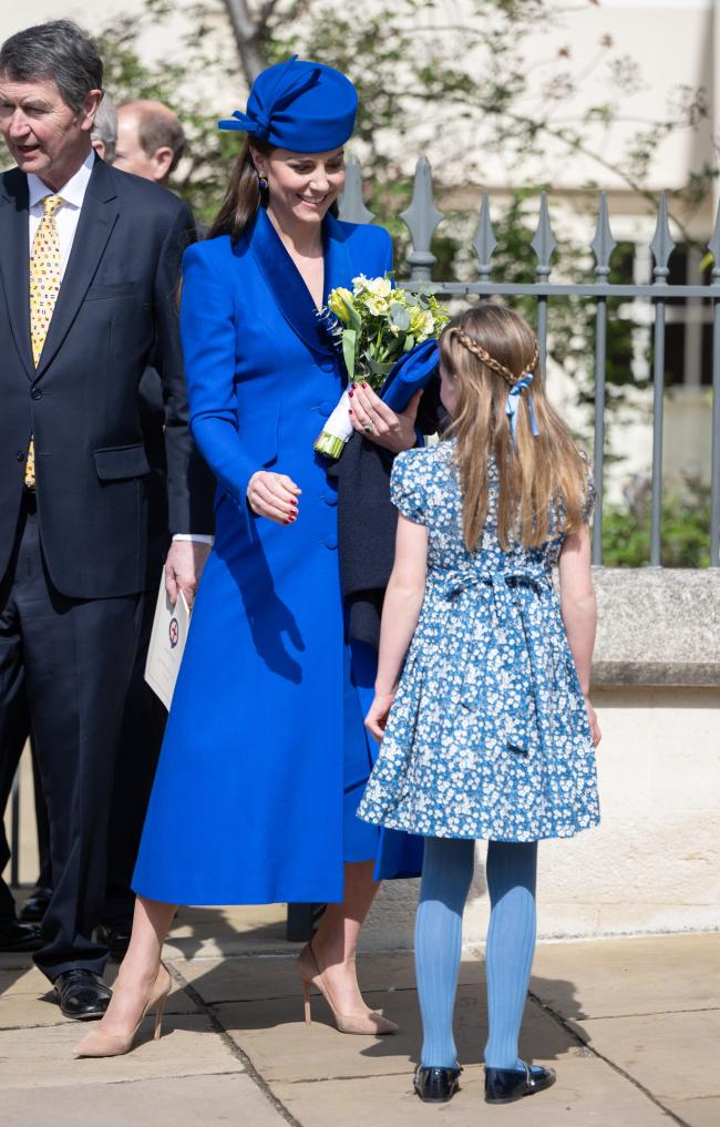 La princesa Charlotte coordino con su mama con un vestido azul y medias a juego