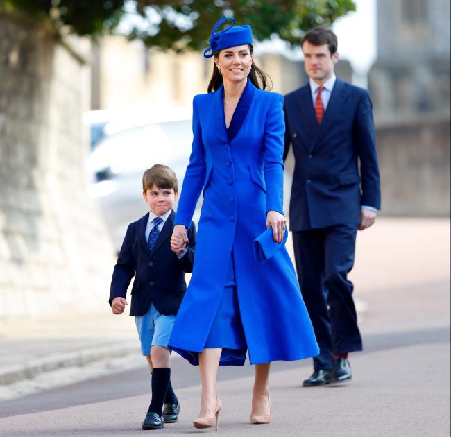 La realeza que tomo la mano del principe Louis volvio a usar un vestido de abrigo de Catherine Walker que lucio por primera vez en 2022