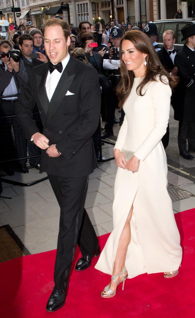 Middleton lucio una pedicura roja en un evento de 2012 con el principe William