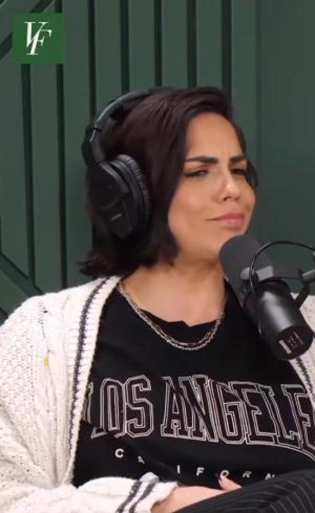 Katie Maloney habla por el microfono