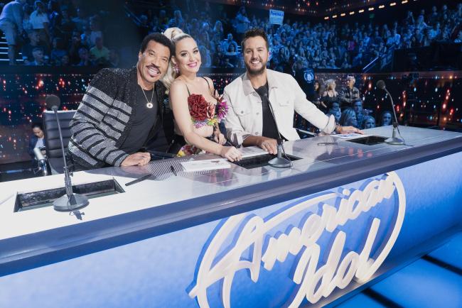 Los jueces de American Idol Lionel Richie y Katy Perry acordaron montar un espectaculo para la monarca
