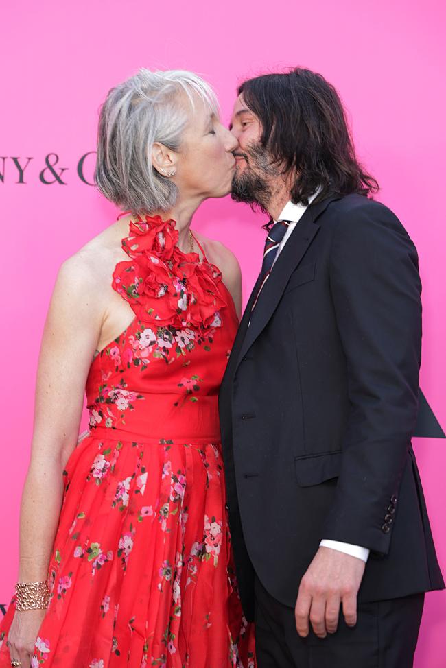 Keanu Reeves estaba tan cautivado por su novia Alexandra Grant en la alfombra roja de la Gala MOCA 2023 que no podia mantener los ojos abiertos mientras se besaban