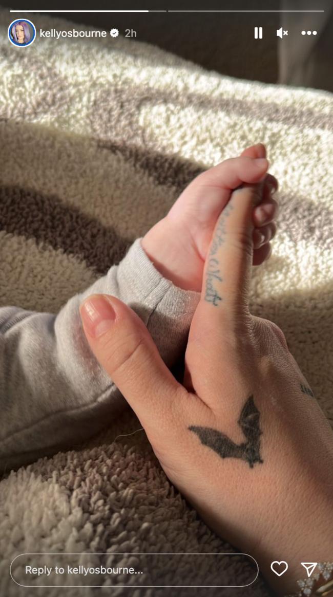 Osbourne publico otra mirada dulce a la maternidad cuando el bebe Sidney agarro su dedo indice